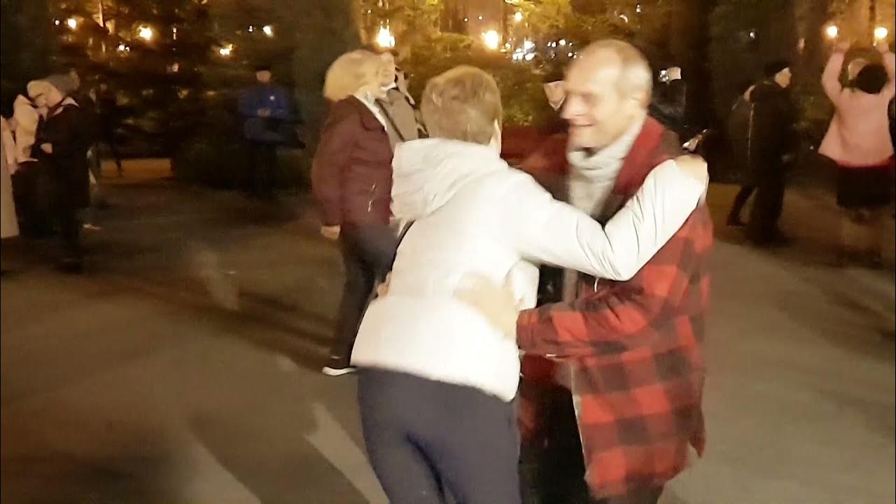 Я твой медведь. Стих про умку. Лошка снег мешая текст. Песня медведица где твой медведь. Медведица танцует и поёт lava.