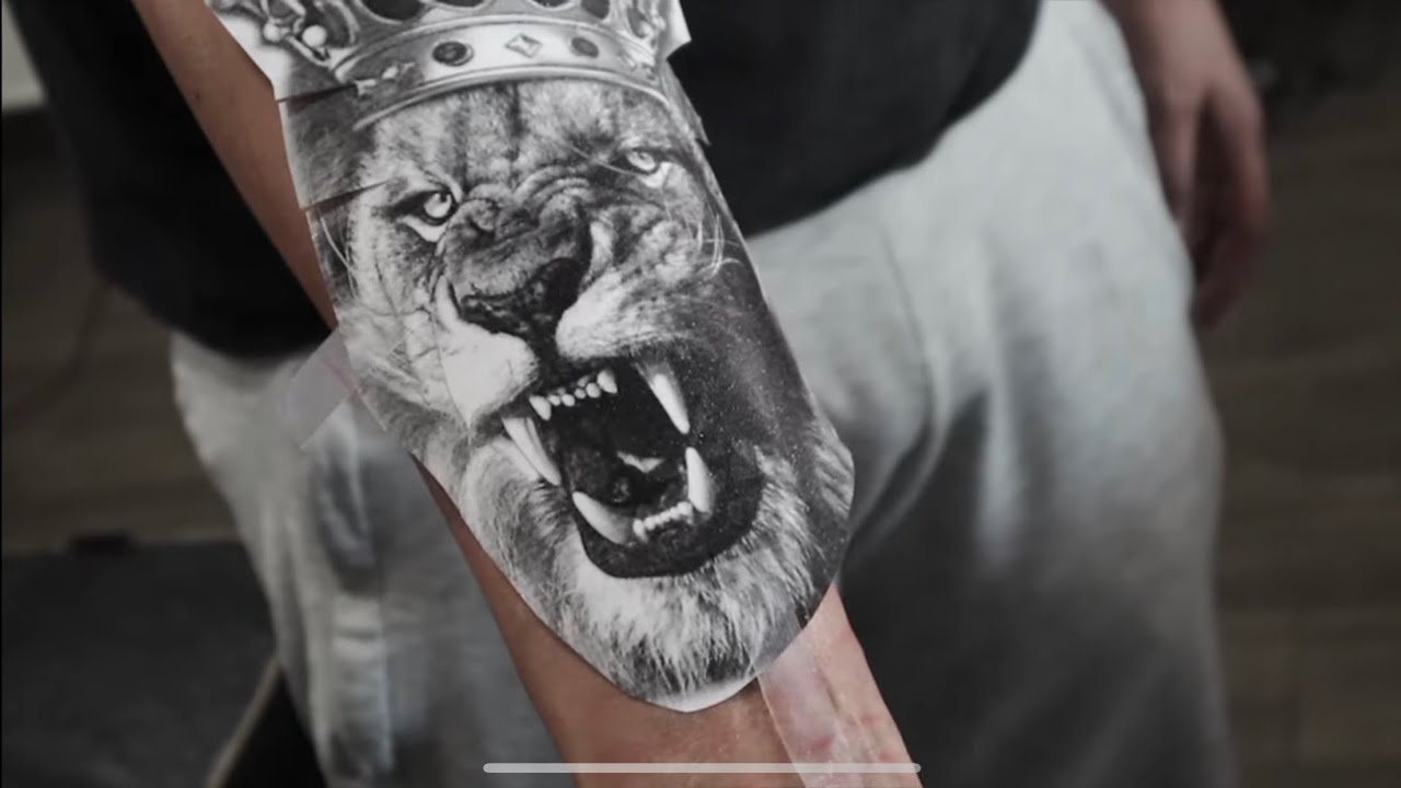 TATUAJE DE LEON CON CORONA l LION BLUE EYES l LEON BLACK&GREY l TATUAJES DE  LEONES l GRECKHARDY INK - YouTube