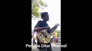 MANTAP PENGAMEN INI BAWAKAN LAGU MENEMUKANMU DARI SEVENTEEN