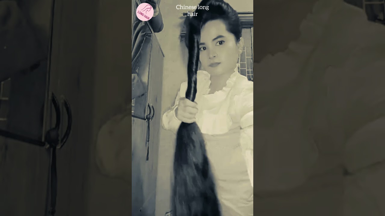 расчесать красивые длинные черные волосы