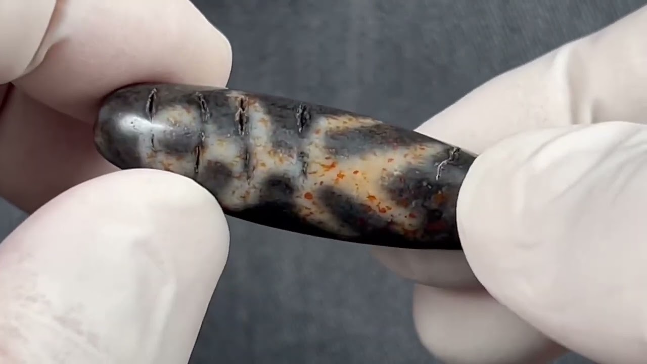 ヴィンテージ：「貴人一眼」（赤朱砂入り）西蔵天珠 直径約13.5×44mm