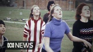 Mixed Aussie rules football team breaking down barriers in 1975 | RetroFocus