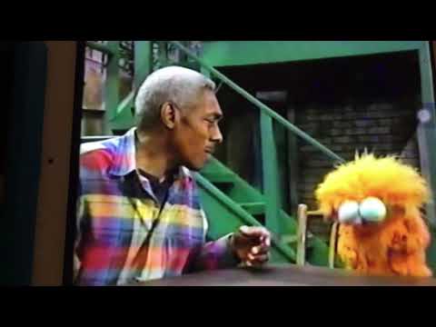 Elmo’s Crying Game - Zoe Hurts His Hand