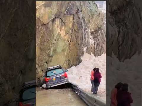 Zojila Highway Update Snow Avalanche Hits at Hung just now #zojilapass #avalanche