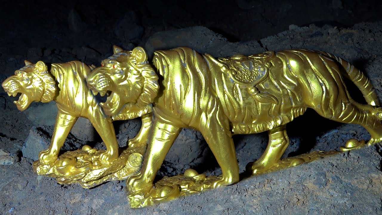 I dug a golden tiger treasure in the cave, and I was very excited