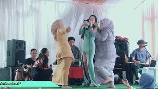 sebotol minuman artis densound bersama duo penari latar heboh