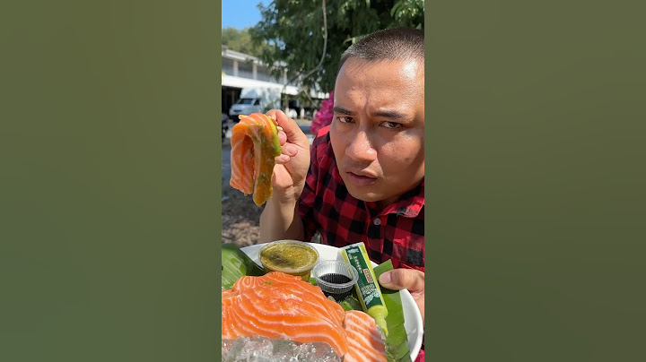 กินปลาแซลมอนกับดอกเฟื่องฟ้าสดๆ ￼