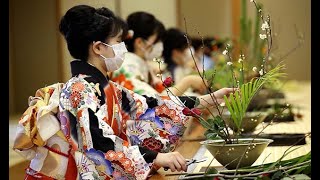 マスク姿で初生け式