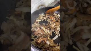 Куриное филе с грибами в сметанном соусе.