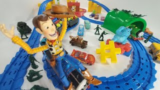 トイストーリーのウッディがトーマスに乗って遊びます！Toy Story Woody rides on Thomas and plays!　【トミカ】【プラレール】【ディズニー】