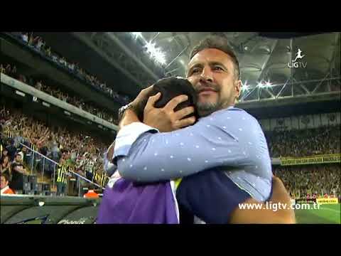 Vitor pereira, top toplayıcı çocuğa sarılıyor.