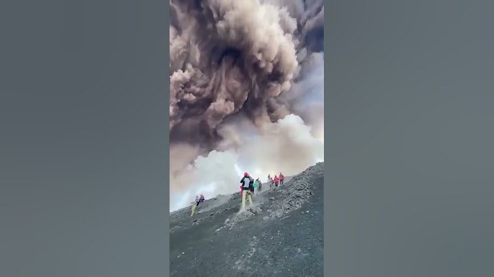 La erupción del volcán #Etna deja unas imágenes impresionantes y una columna de humo kilométrica