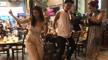 Điệu nhảy Cha Cha Cha đường phố của Thánh Lạc Trôi khiến chị em xinh đẹp trong quán nhảy cùng