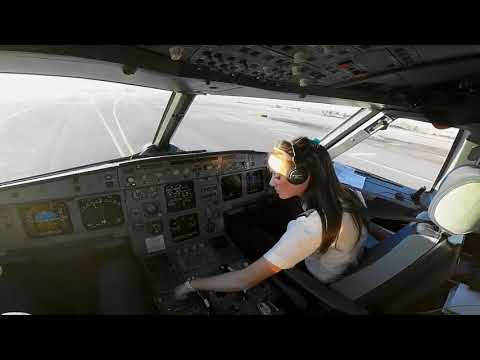 Красивая девушка пилот управляет огромным самолетом Airbus A321