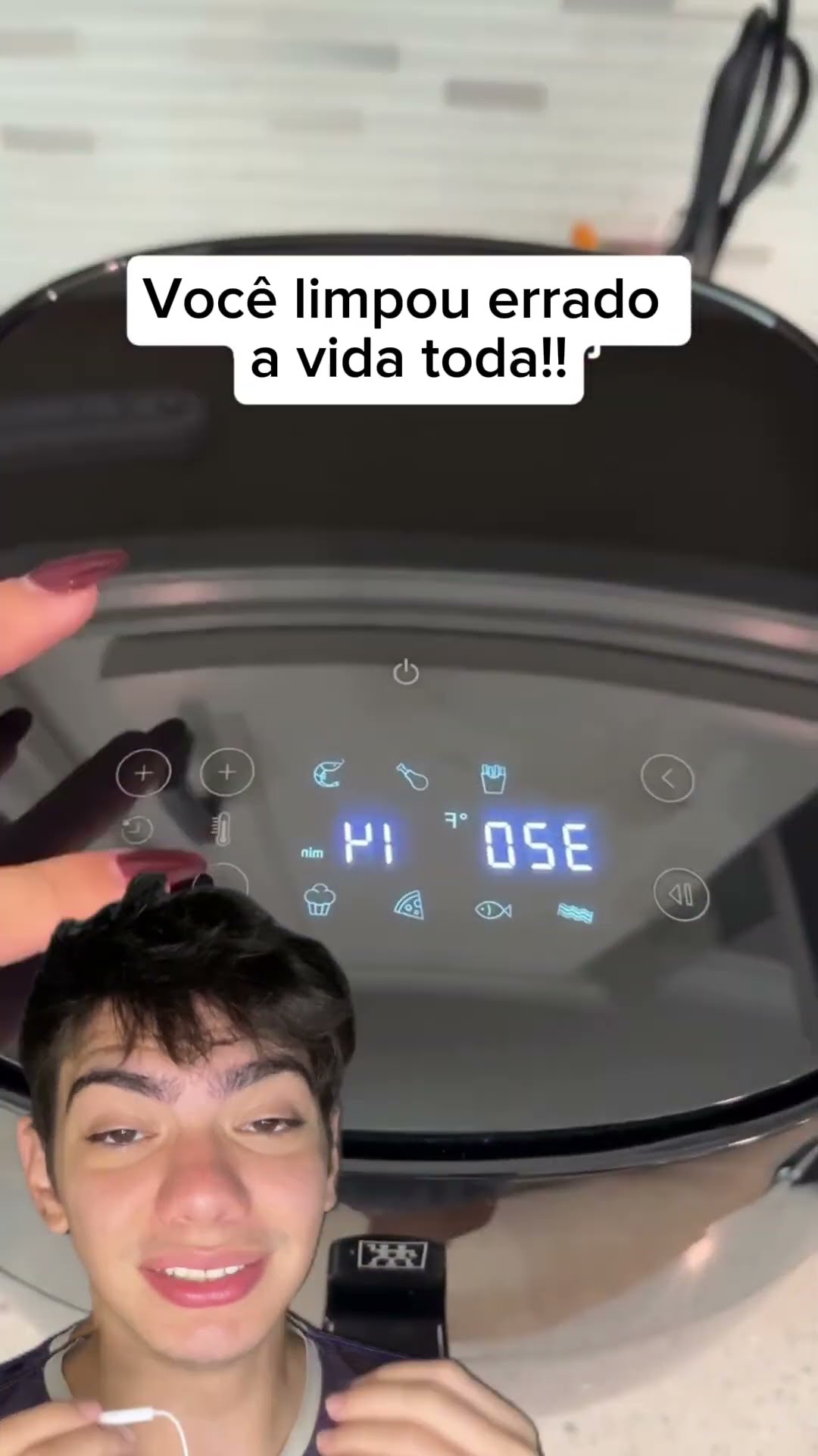 Bicarbonato + detergente + água quente = airfryer limpa em 2 min. Testa e se surpreenda!