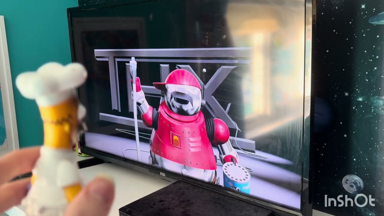 Гомер Симпсон смотрит на логотип THX Moo Can.