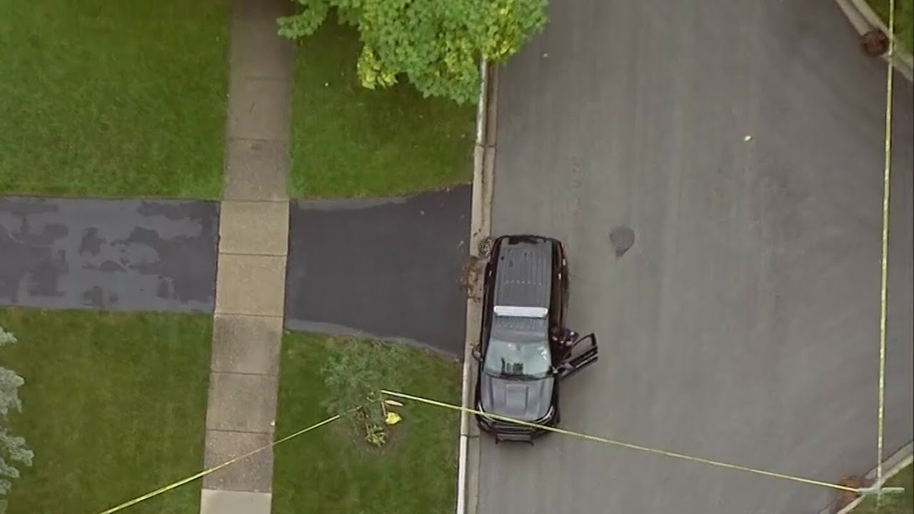 Large crime scene after man is found dead in Glenview home - YouTube