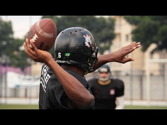 Fileiras De Bolas Do Futebol Americano Na Experiência No Times