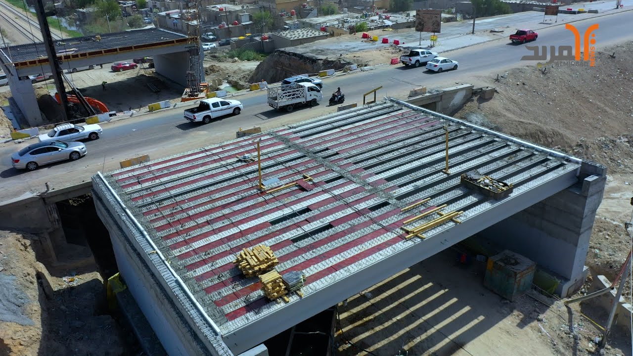 مدير المشروع يوضح طريقة سحب مجسر الكزيزة إلى موقعه الأصلي 