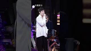 “共赴患难的日子里 紧握你手 朋友”#2023湾区升明月电影音乐会 #翻唱 #朋友 #现场版live