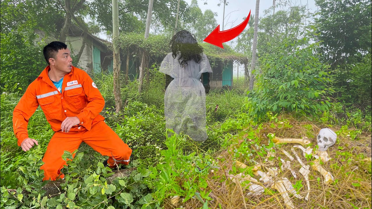 The Ghostly Figure Followed Us In The Abandoned House ! | Mysterious Skeleton Found In House