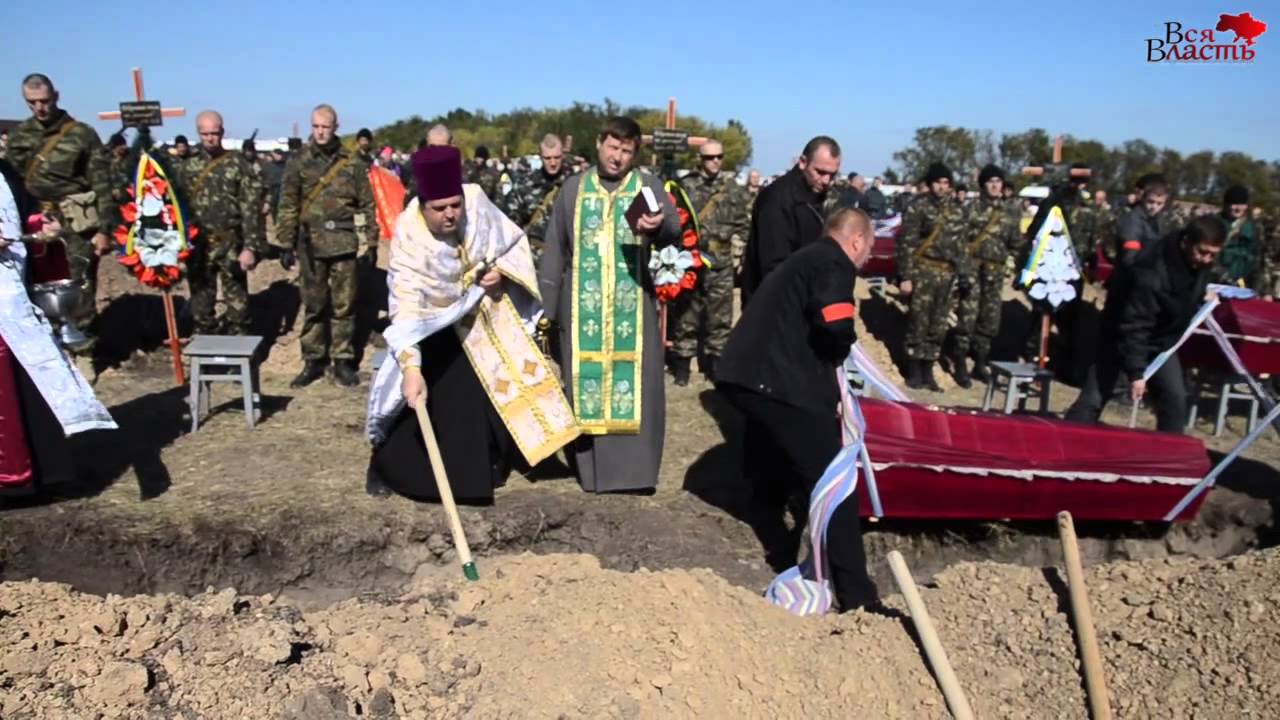 торжественное прощание. в квартире солдат похороны. похороны солдата видео. могилы погибших на украине. похорон вадима костенко.