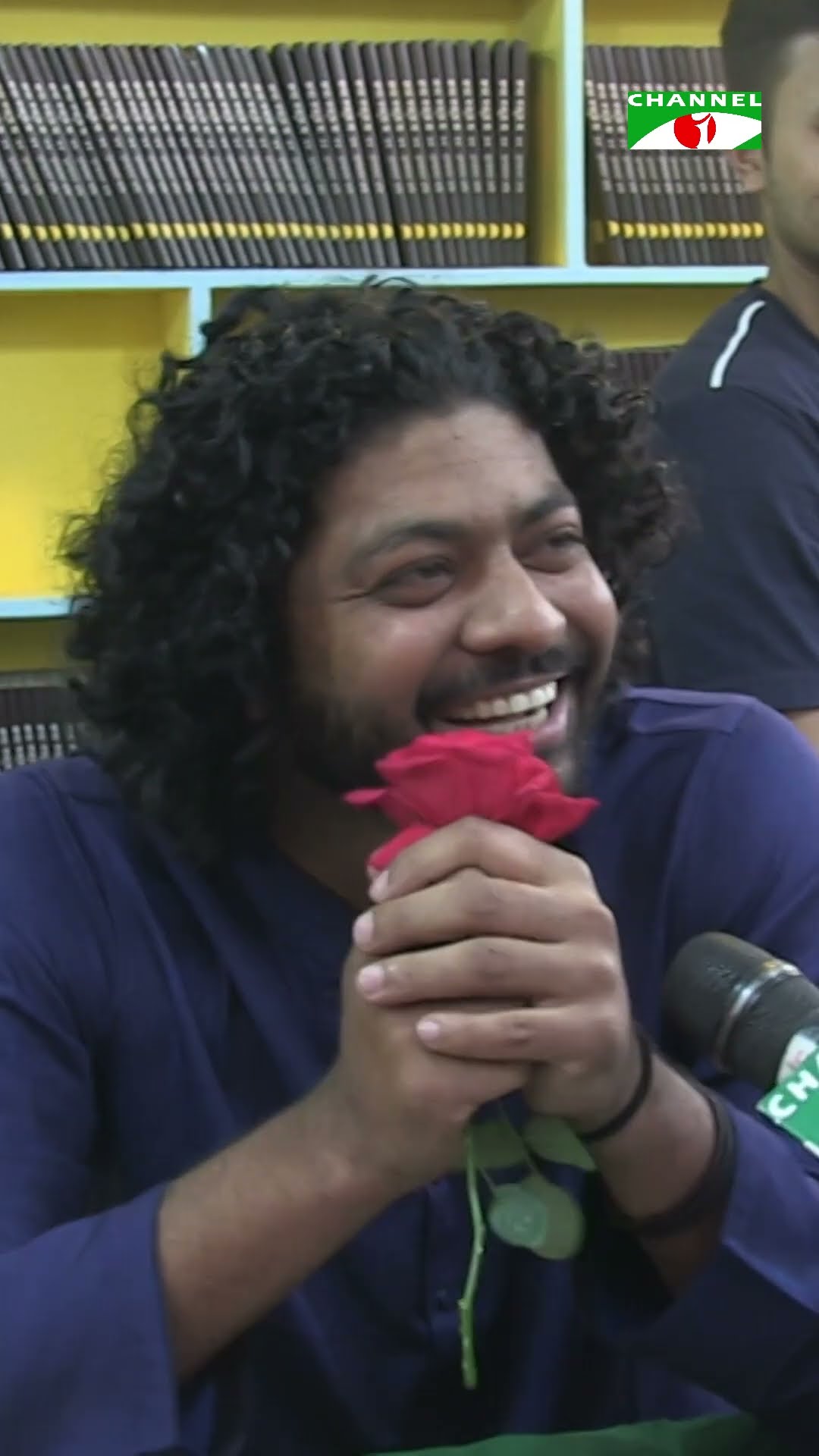 একজন ছেলে একজন মেয়েকে ফুল দিবে, কিন্তু #shorts #kafi