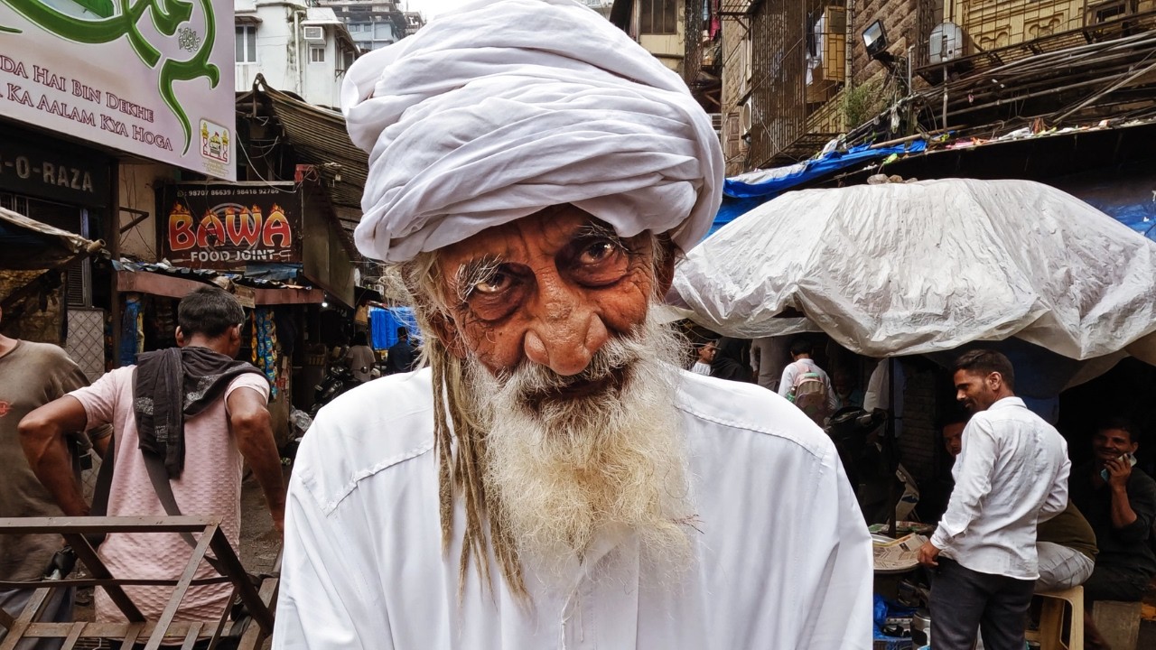 SHOCKING EVERYDAY LIFE IN MUMBAI | A few steps away from the richest areas | India WalkingTour 4K