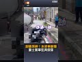 【社會】跑贏死神！水泥車翻覆 騎士棄車狂奔保命