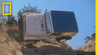 車で崖から転げ落ちそうになったとき、最も効果的な対処法は？ | ナショジオ