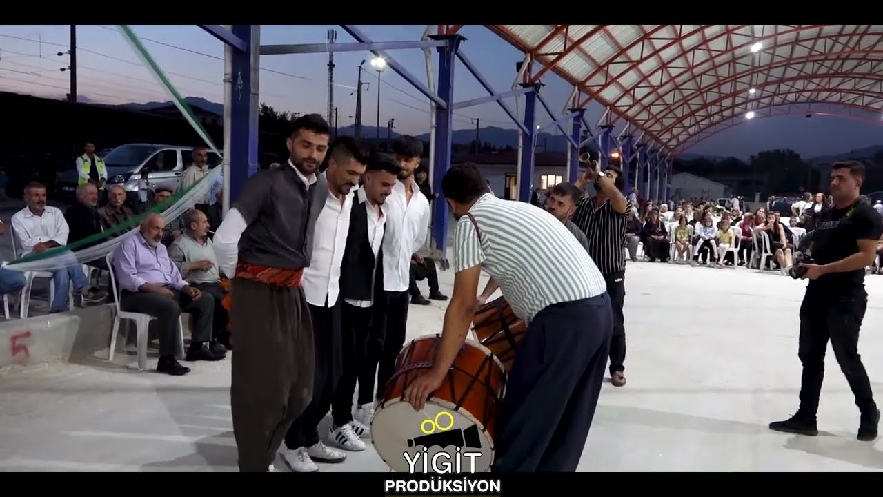 Davulcular Show Yapıyor Folklör ekibi Oynuyor Doğanşehir Düğünleri.
