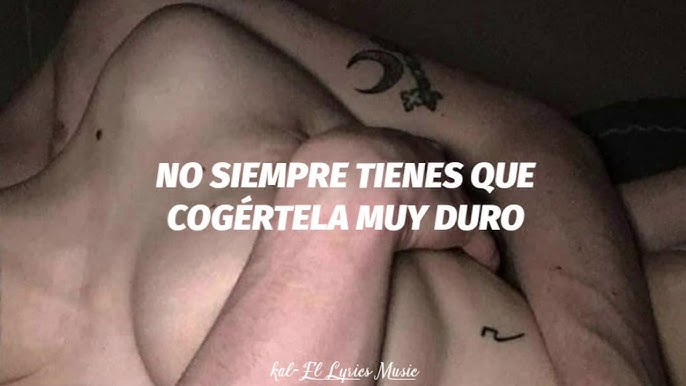 A ulkan Dik gey yigitni mixladi. Avtobusda yubka ostida panties yoq