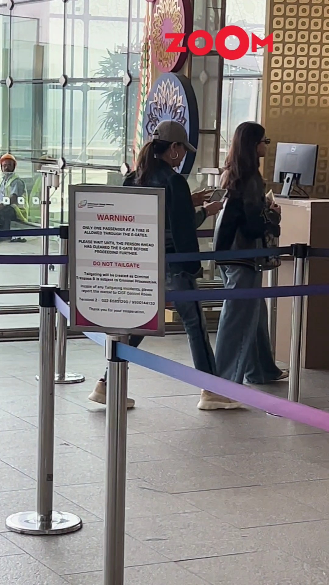 Suhana Khan spotted at the airport with mom Gauri Khan ? #suhanakhan #gaurikhan #shorts