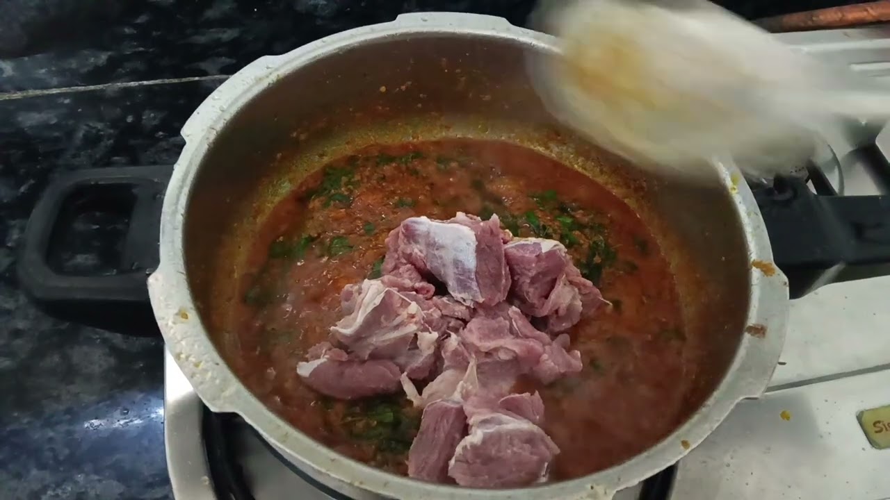 झटपट होणारी मटण करी (zatpat honari mutton curry recipe in marathi) 