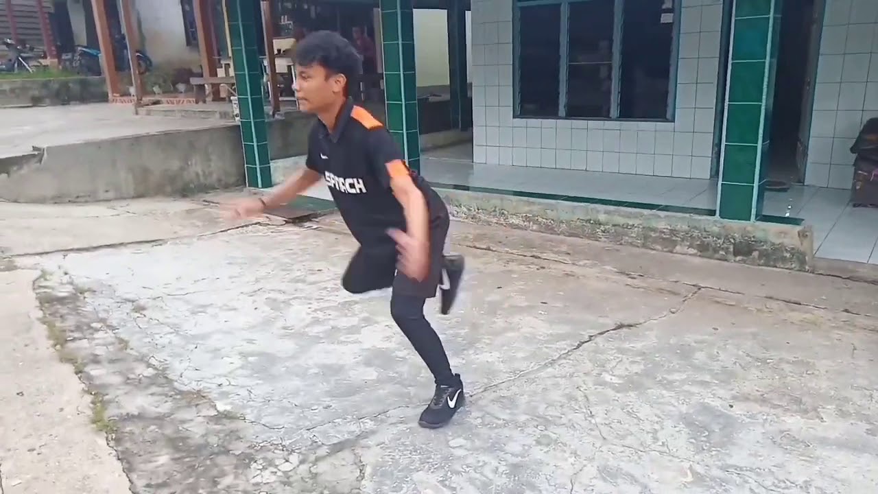 LATIHAN KEKUATAN  OTOT  TUNGKAI KAKI  DAN SHOOTING BOLA 