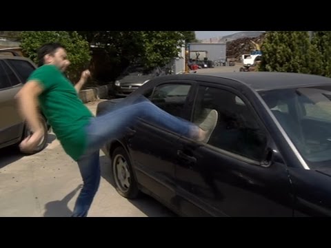 Πώς σπάνε τα τζάμια σε ένα αυτοκίνητο - Απεγκλωβισμός