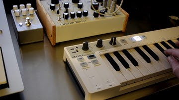 Demo of the Dreadbox Hades bass synthesizer running through the EarthQuaker Devices Space Spiral