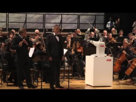 ABB-Roboter YuMi dirigierte Konzert mit Andrea Bocelli in Pisa