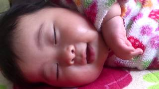 寝ながら笑う赤ちゃん Youtube