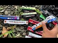 Kereta api melintas!Banyak mainan kereta api miniatur di pinggir Rel dalam kantong kresek Hitam