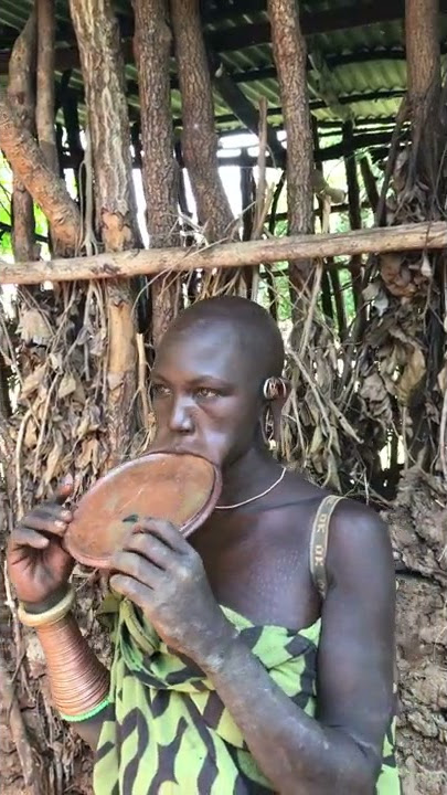 The lady from suri tribe inserting lip plate
