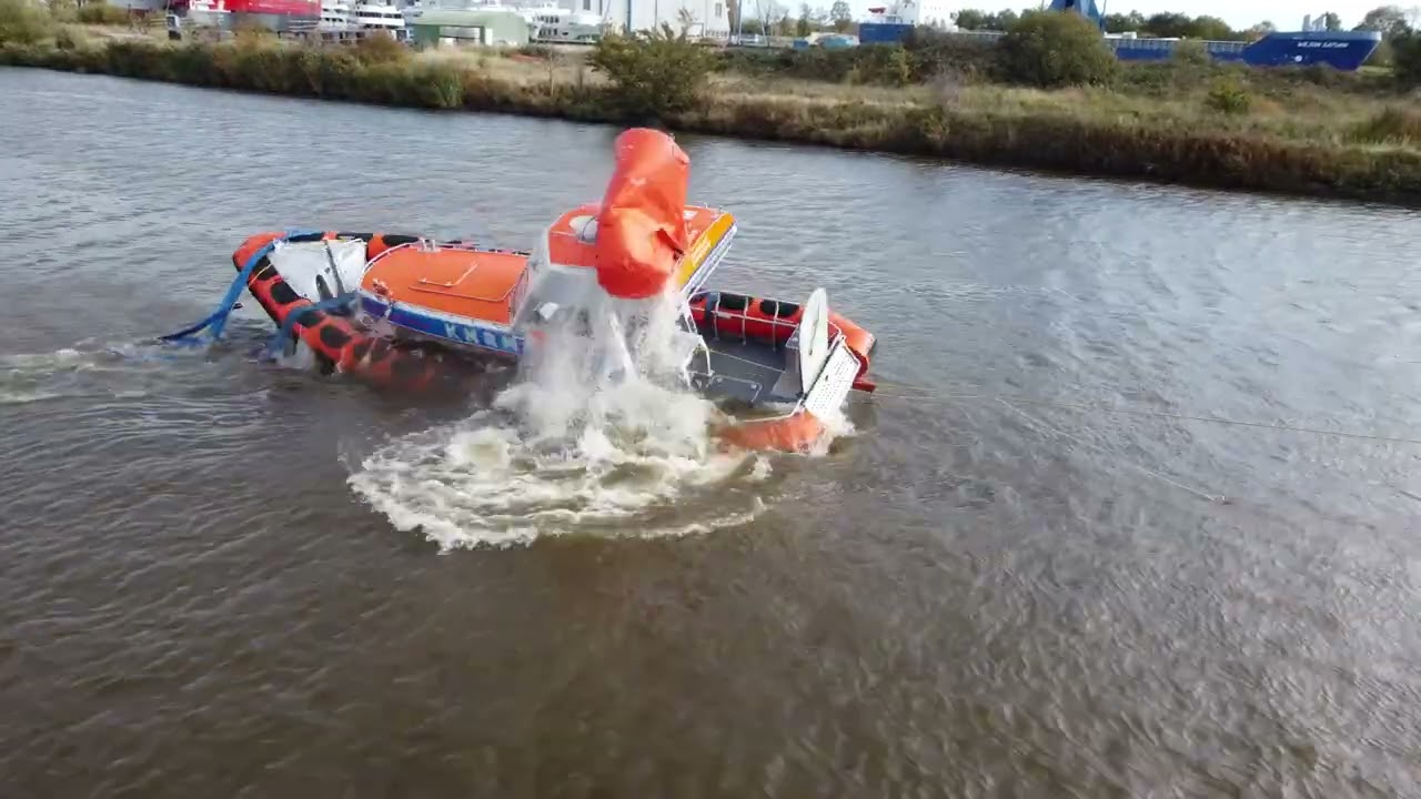 Kantelproef nieuwe reddingboot KNRM Lauwersoog