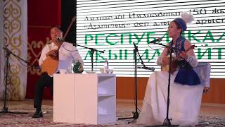 видео: Абай Жолмағанбетов пен Нұрзат Қарудың айтысы. картинка: Абай Жолмағанбетов пен Нұрзат Қарудың айтысы.