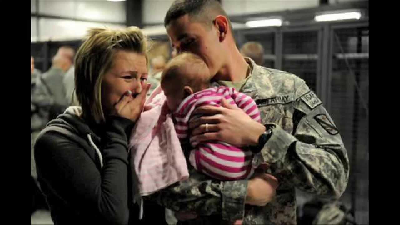 Мать и возвращаются домой. Военный с ребенком. Солдат с ребенком. Солдат обнимает ребенка. Спецназ дети.