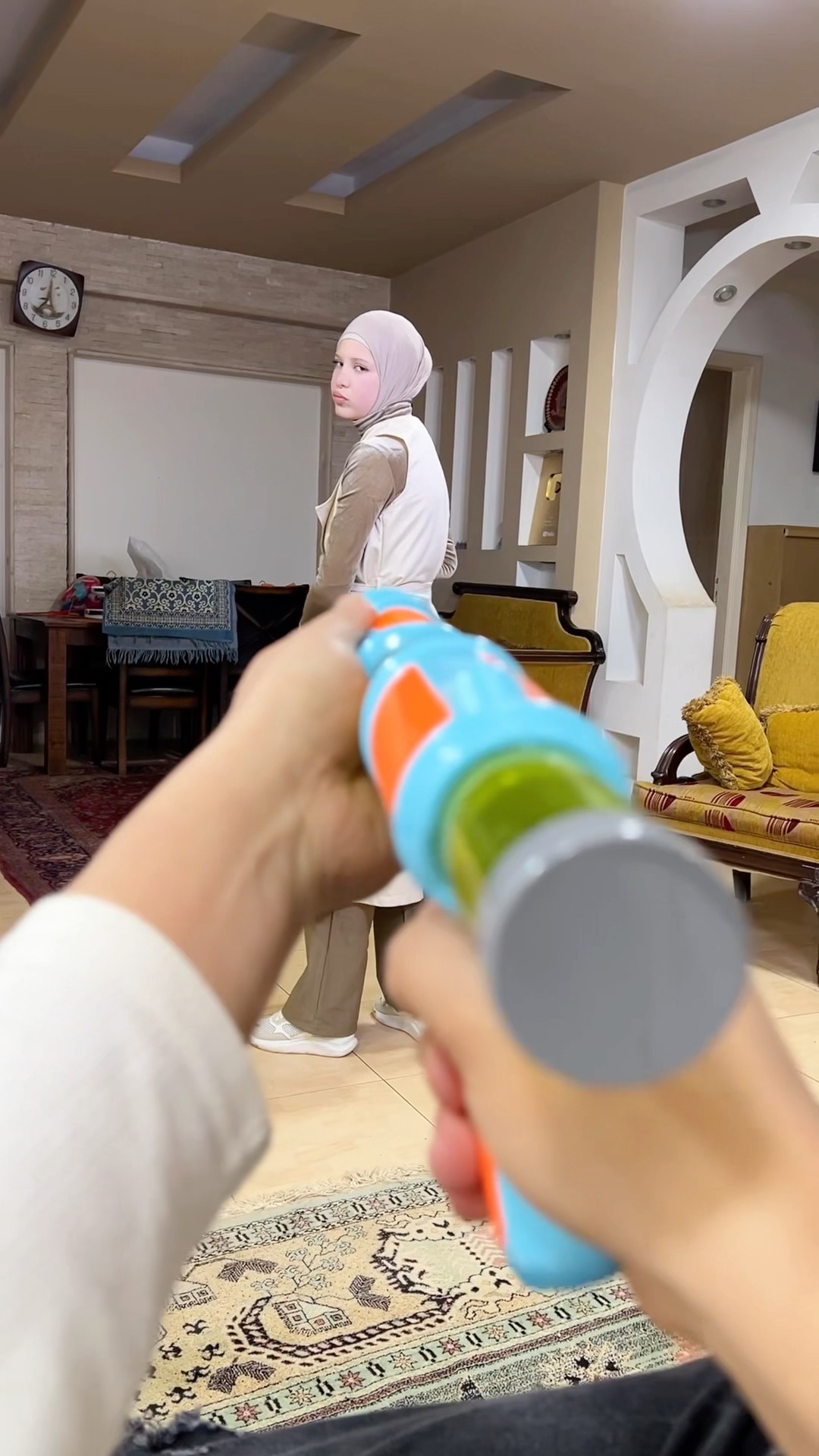 جوزي شخص بحب المزح:?