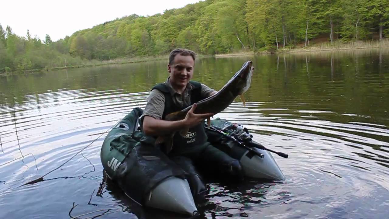 La pêche sur la rivière avec la sonde acoustique de vidéo