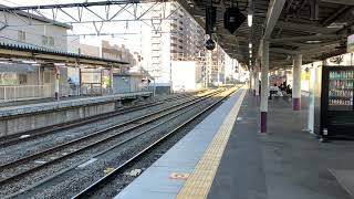 JR甲府駅に到着する特急かいじ8号東京行き