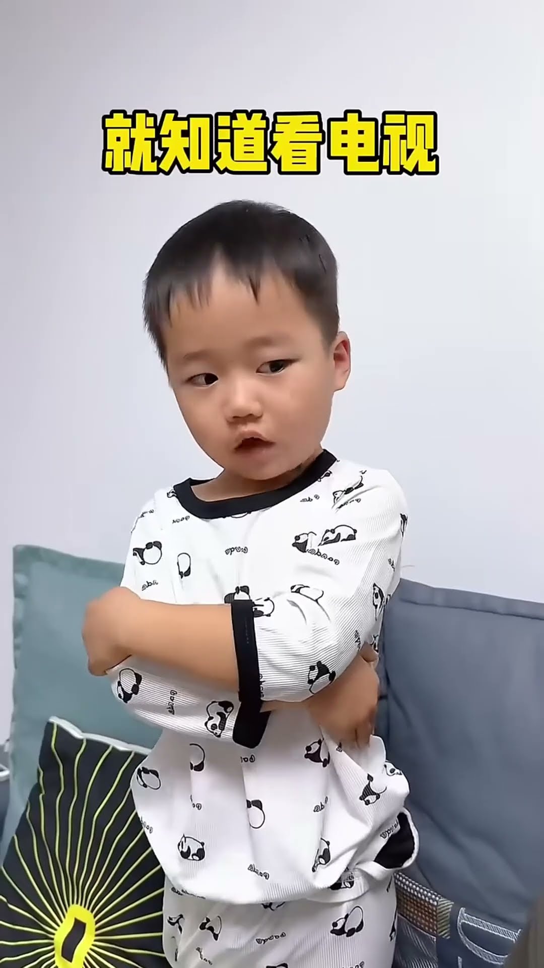 爸爸看电视入迷了，竟然把儿子裤子都穿错了 #Cute baby#Cute#呆萌小米宝#聪明宝宝#萌娃