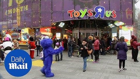 2015: Toys "R" Us closes doors on flagship store in Times Square - Daily Mail