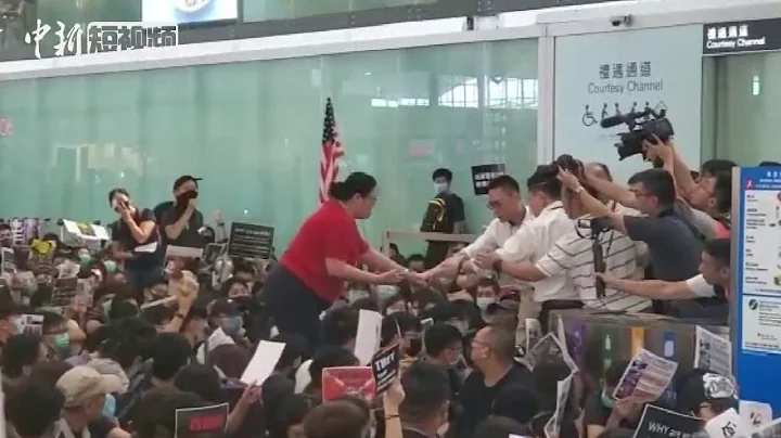 香港示威者機場靜坐阻礙通行與旅客發生衝突 - 天天要聞